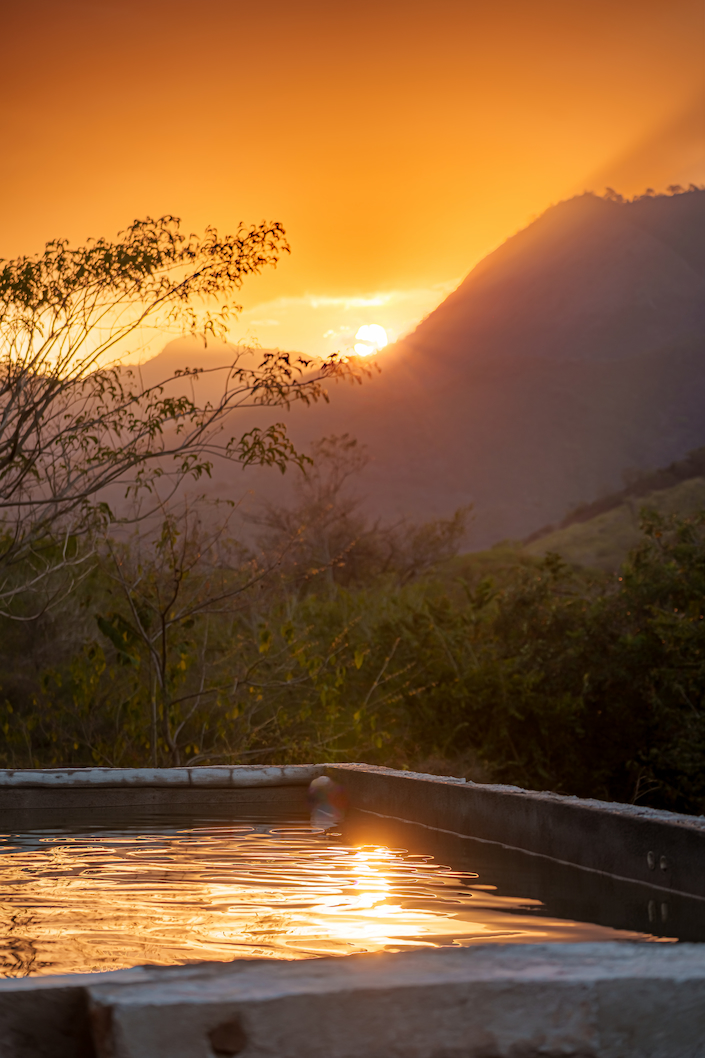 Reflejo del atardecer sobre agua en el rancho