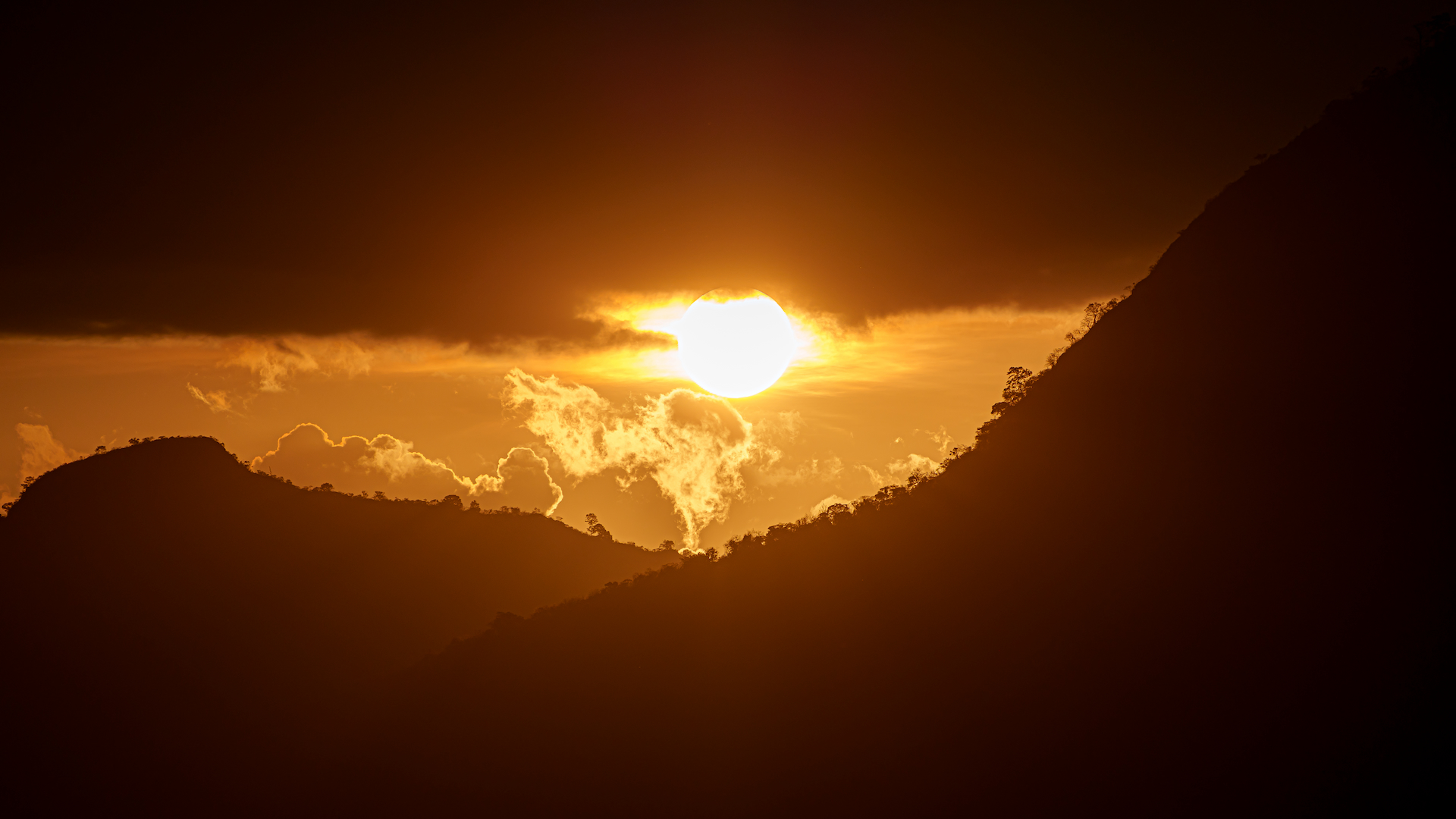 Atardecer entre montañas en el rancho