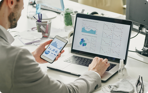 Persona trabajando con datos en computadora