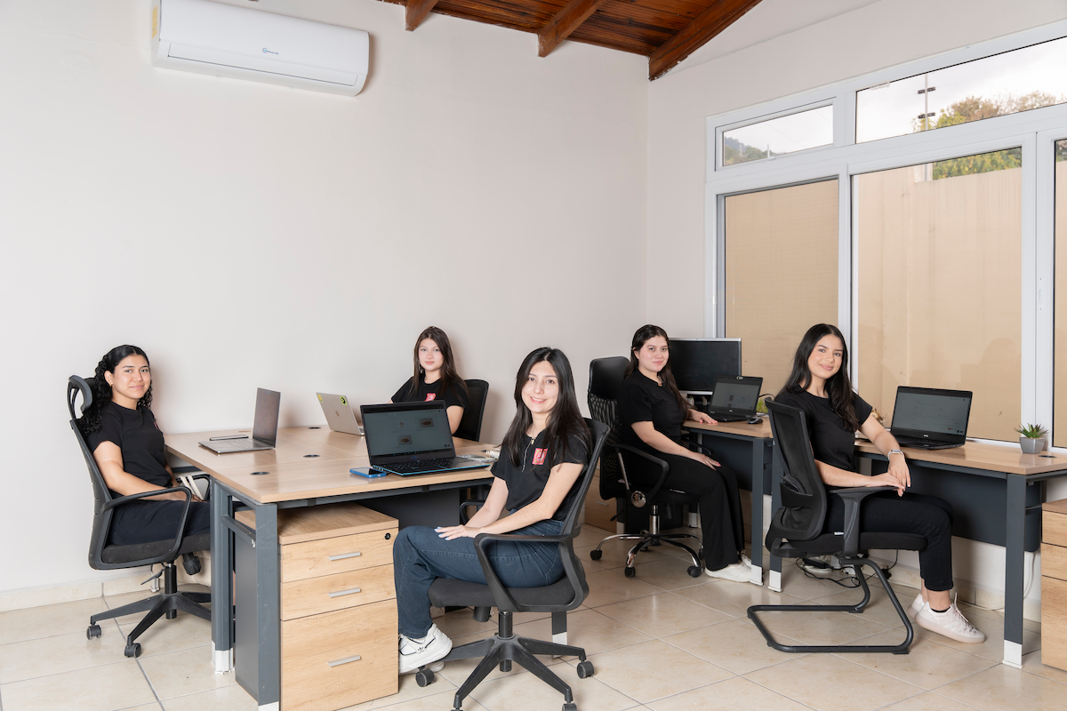 Análisis profundo de métricas y resultados.