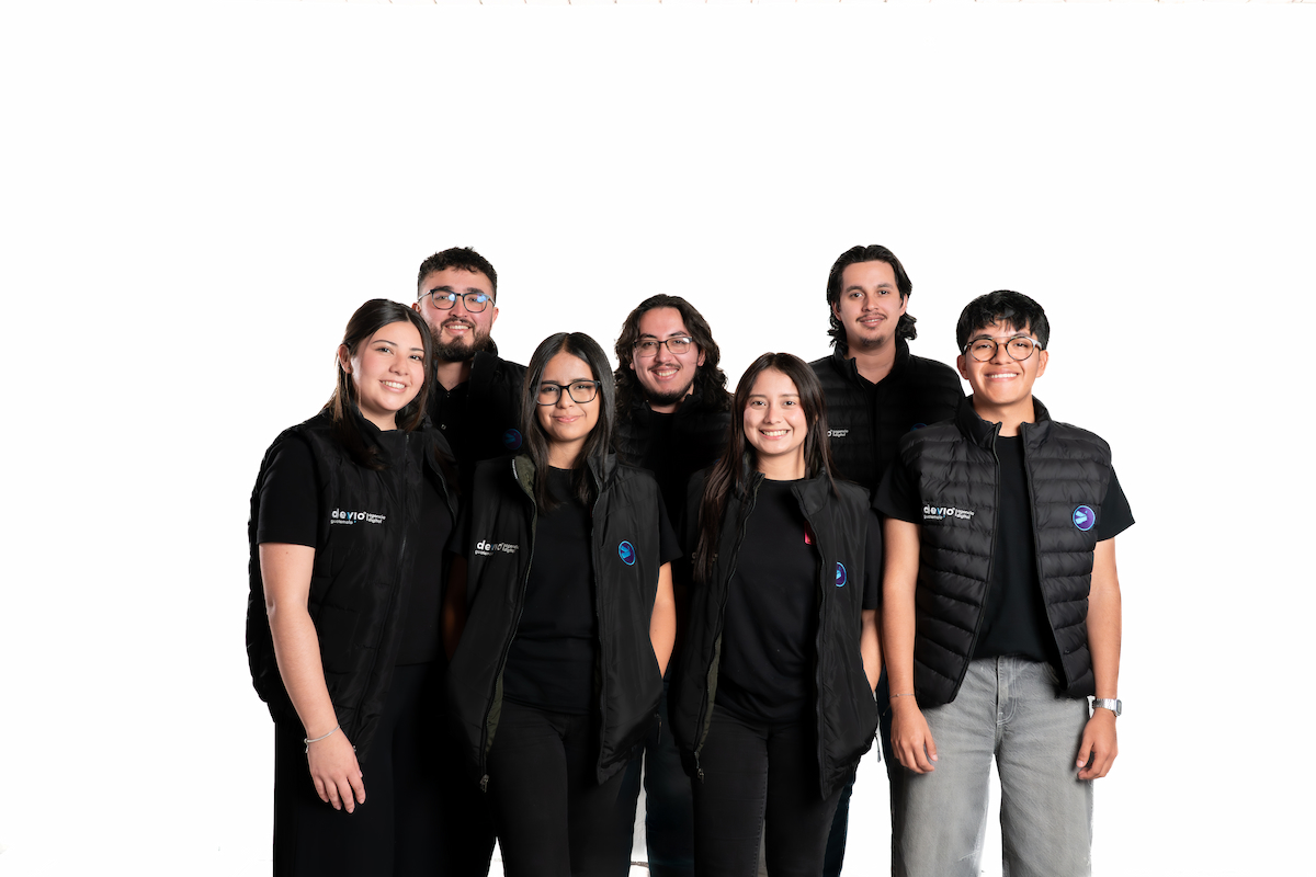 Persona trabajando con datos en computadora